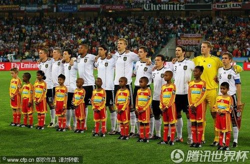 图文:德国0-1西班牙 德国队开场唱国歌