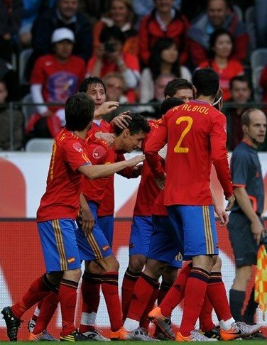 图文:热身赛西班牙1-0韩国 球员庆祝进球
