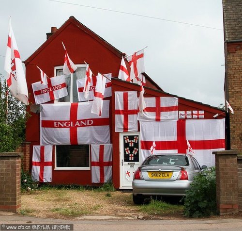 图文：英格兰球迷够疯狂 队旗装饰房子表忠心