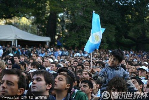 图文:阿根廷本土球迷拉马帅雕塑大游行(13)