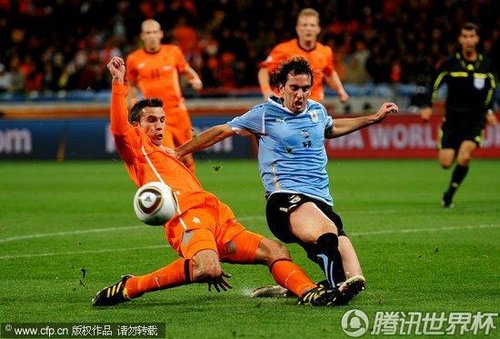图文:乌拉圭vs荷兰 范佩西逼得角球_世界杯图片