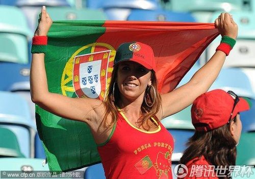 图文:葡萄牙VS巴西 葡萄牙球迷高举国旗_世界