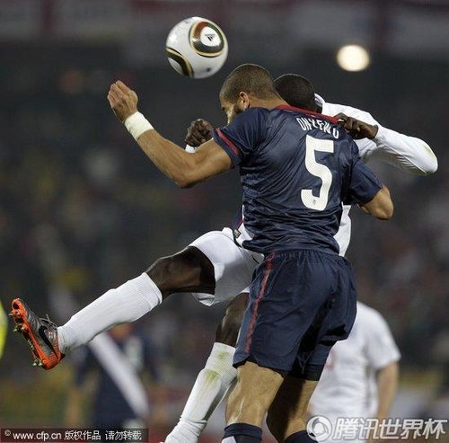 图文:英格兰VS美国 奥涅乌头球解围_世界杯图
