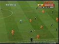 视频：伊涅斯塔防守斯内德犯规 荷兰获得前场任意球