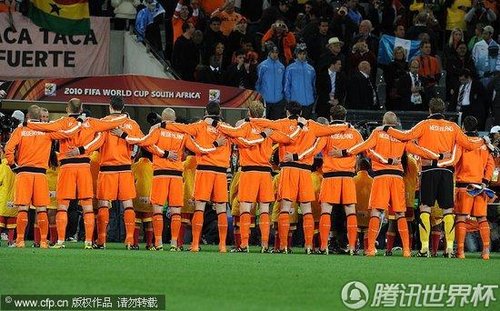 图文:荷兰3-2乌拉圭 荷兰队唱国歌_2010南非世界杯