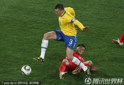 图文:巴西VS朝鲜 卢西奥状态正佳_2010南非世界杯