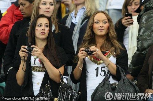 图文:德国vs西班牙 德国美女球迷_2010南非世界杯