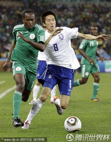 图文:尼日利亚VS韩国 金正友穷追不舍_世界杯