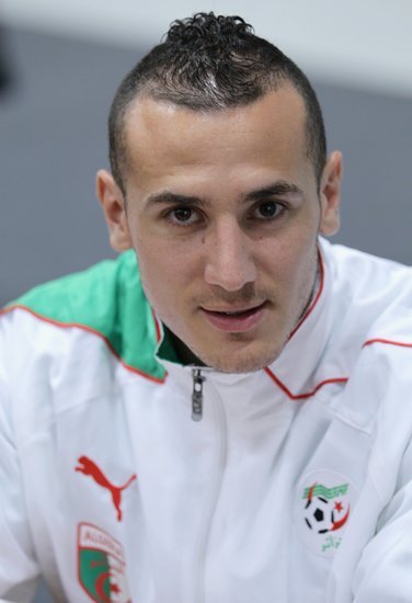 世界杯前瞻:阿尔及利亚球员展示彪马球衣