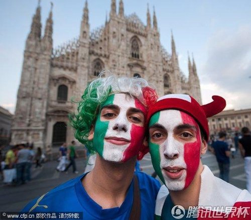 图文:意大利球迷聚集米兰广场 球迷彩绘脸谱_