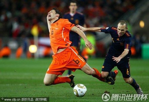 图文:荷兰0-1西班牙 伊涅斯塔背后犯规_世界杯图片