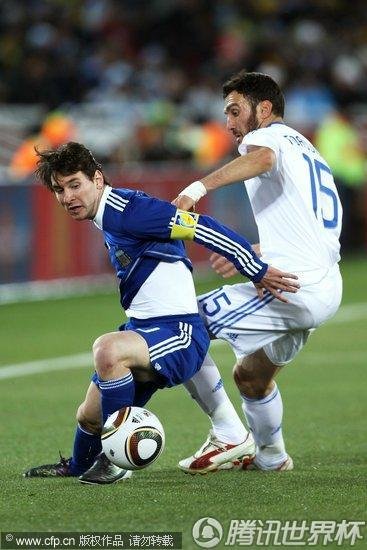 图文:阿根廷VS希腊 梅西转身过人_2010南非世界杯