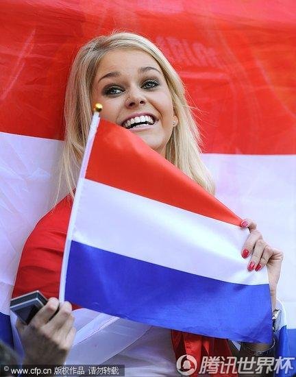 图文:荷兰VS巴西 美女球迷助威荷兰_世界杯图