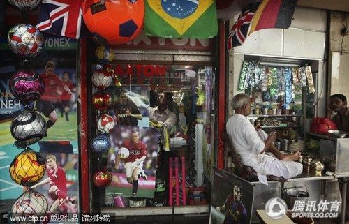 孟买：世界杯开赛在即 印度街头充斥“足球味”