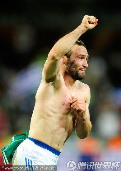 图文:希腊2-1尼日利亚 希腊球员赤裸上身庆祝_