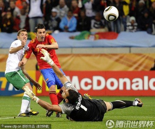 图文:西班牙VS葡萄牙 比利亚轻松补射_2010南