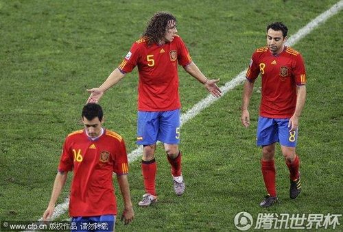 图文:西班牙1-0德国 普约尔对队友交流