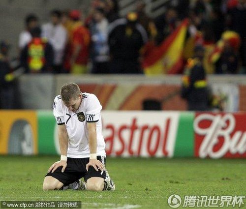 图文:西班牙1-0德国 施魏因斯泰格跪地哭泣_2