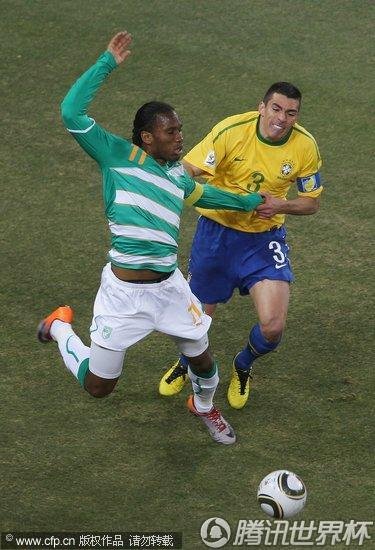 图文:巴西VS科特迪瓦 卢西奥对德罗巴犯规_世