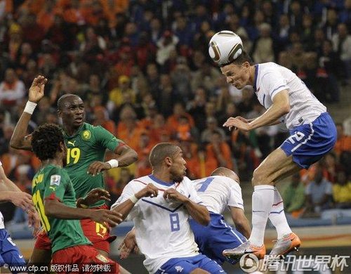 图文:喀麦隆VS荷兰 球员争顶足球变形_世界杯