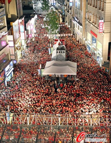 图文:韩国出战引热潮 大邱球迷聚街头看比赛_