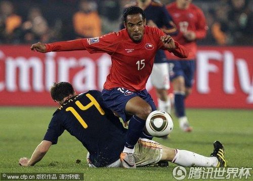 图文:智利1-2西班牙 阿隆索被压身下_2010南非