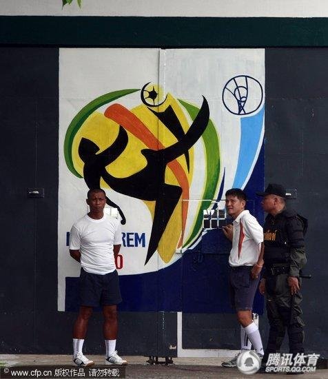 图文:泰国监狱举行足球赛 提前感受世界杯