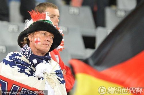 图文:德国4-1英格兰 英格兰球迷失望表情_201