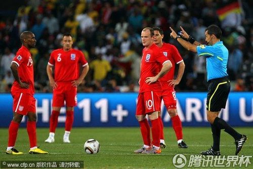 图文:德国4-1英格兰 裁判示意开球_2010南非世界杯