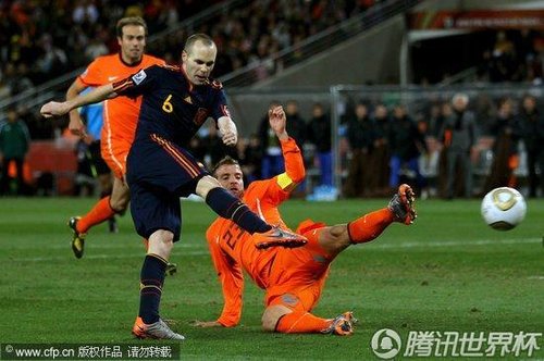 图文:荷兰0-1西班牙 伊涅斯塔破门瞬间_2010南