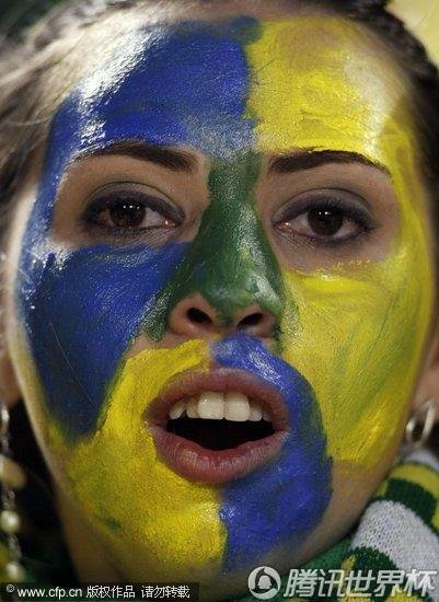 图文:巴西VS朝鲜 巴西女球迷彩绘助阵_2010南