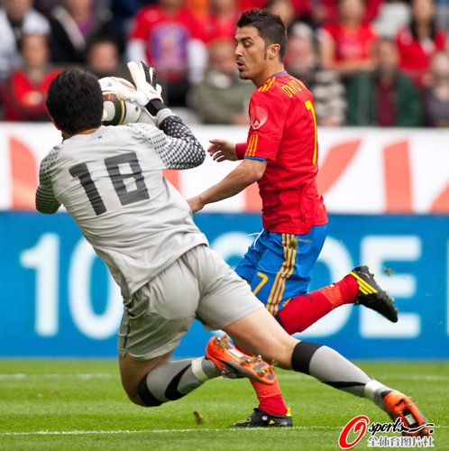 图文:热身赛西班牙1-0韩国 比利亚射门_世界杯