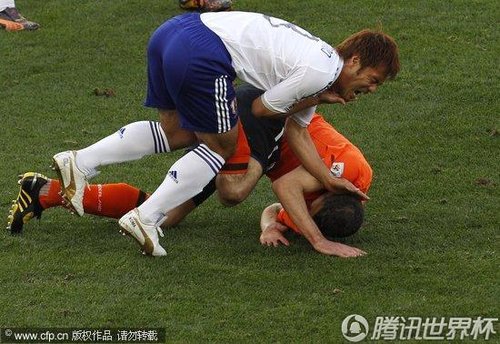 图文:荷兰VS日本 俨然摔跤动作_世界杯图片