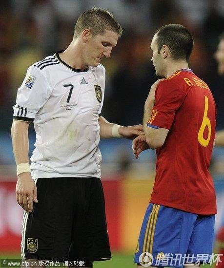 图文:西班牙1-0德国 小白和小猪交换球衣_世界