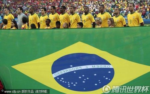 图文:葡萄牙VS巴西 巴西队合影留念_2010南非