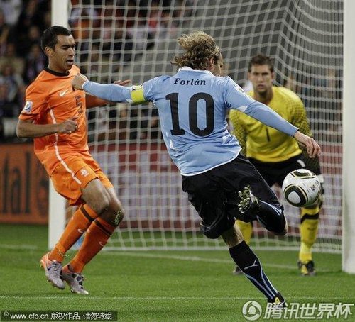 图文:乌拉圭VS荷兰 弗兰进攻越位_世界杯图片