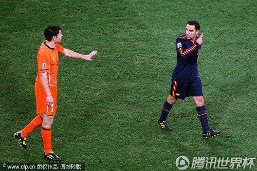 图文:荷兰0-1西班牙 双方球员场内交流_2010南