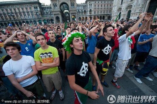 图文:意大利球迷聚集米兰广场 球迷观看比赛_