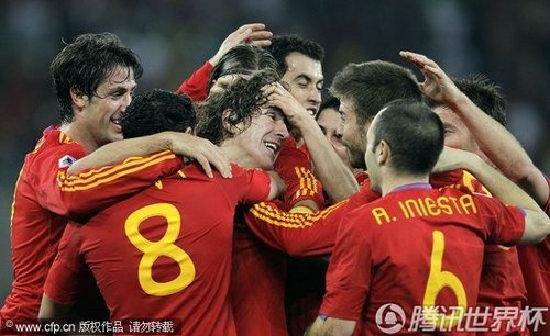 图文:西班牙1-0德国 西班牙队庆祝进球_2010南