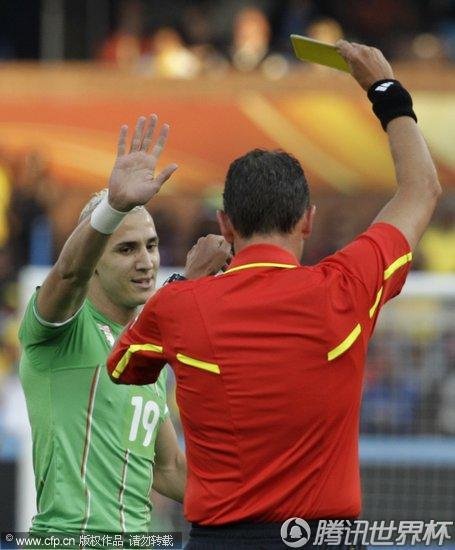 图文:美国VS阿尔及利亚 裁判出示黄牌_世界杯