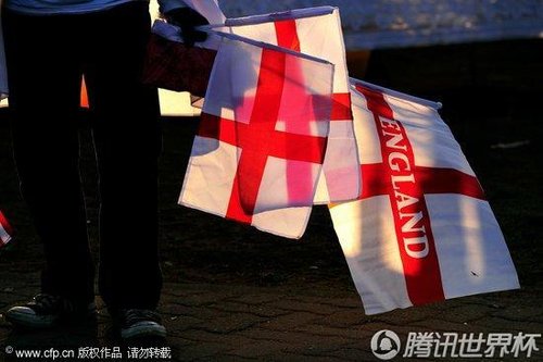 图文:英格兰VS美国 球迷手持英格兰国旗_世界