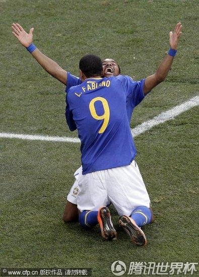 图文:荷兰2-1巴西 球员跪地不起_2010南非世界杯