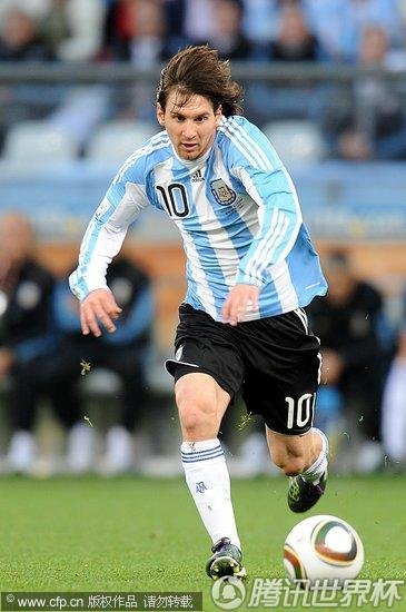 图文:德国4-0阿根廷 梅西带球奔跑_2010南非世