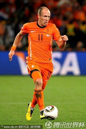 图文:荷兰3-2乌拉圭 罗本带球_世界杯图片