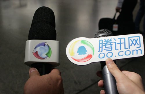 32强探营-腾讯记者成采访对象 机场遇山寨QQ
