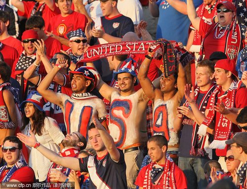 图文:热身赛捷克4-2美国 美国球迷呐喊助威