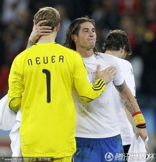 图文:西班牙1-0德国 诺伊尔拥抱拉莫斯_世界杯