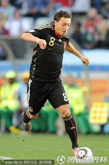 图文:德国4-0阿根廷 厄齐尔带球_B组新闻