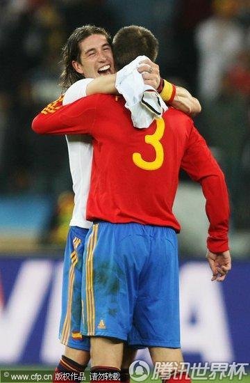 图文:西班牙1-0德国 拉莫斯拥抱皮克_世界杯图