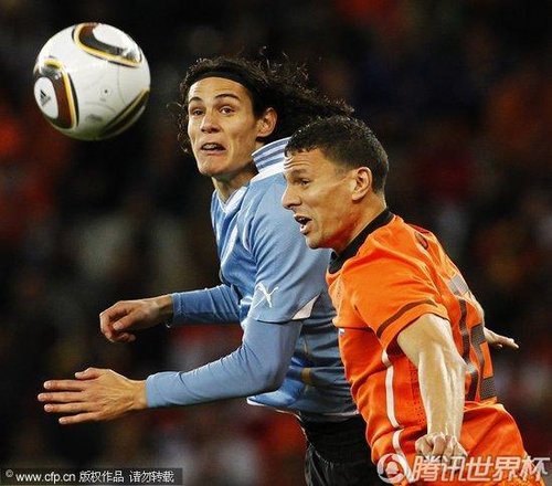 图文:乌拉圭VS荷兰 博拉鲁兹争顶_世界杯图片